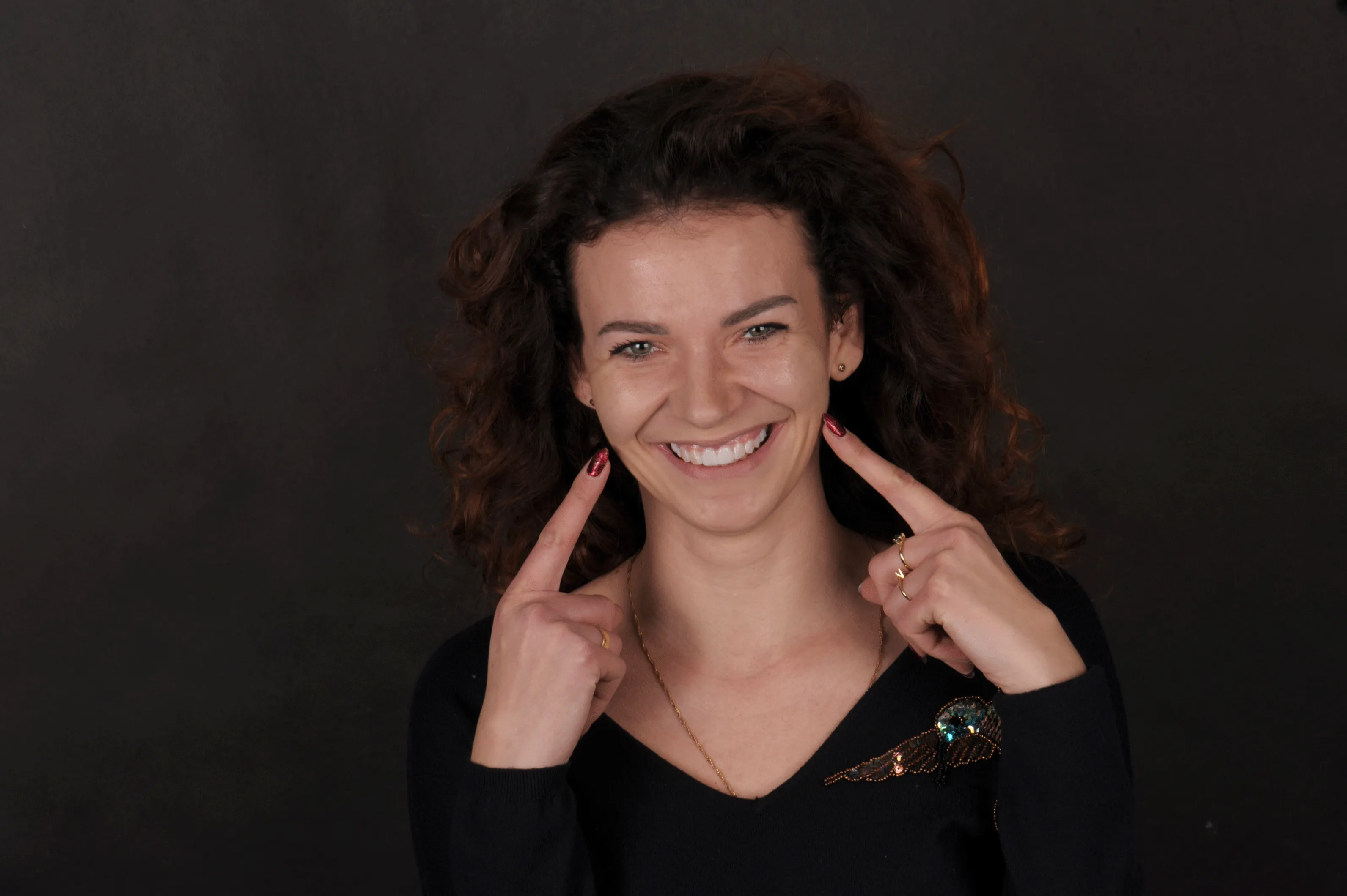 Pani Marta pokazuje nowy uśmiech po zakończonym leczeniu