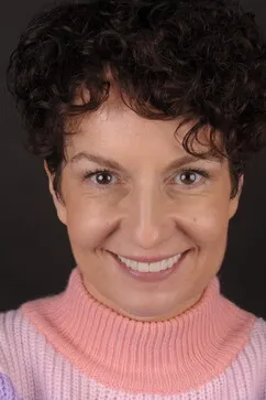 Naturalny uśmiech pacjenta EndoEstetica Clinic po zakończonej terapii, portret 4 z 8